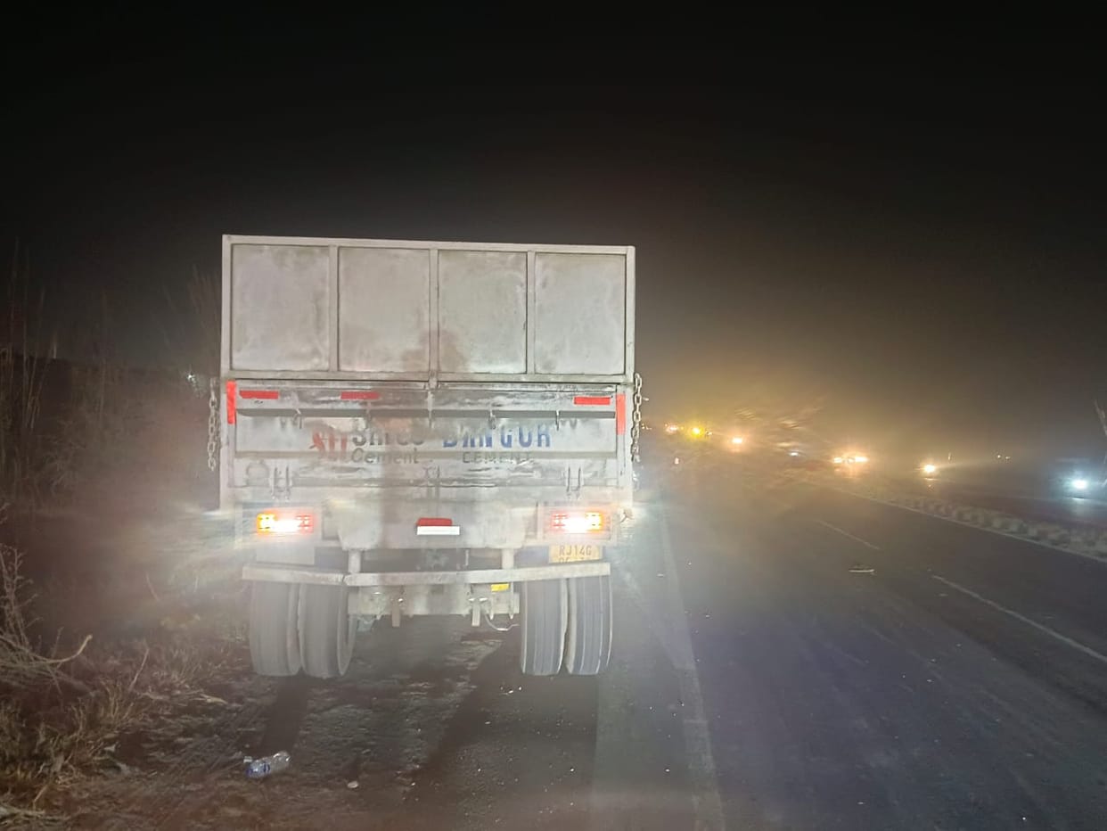 Heavy vehicles parked on the highway, danger of accidents due to lack of reflector tape