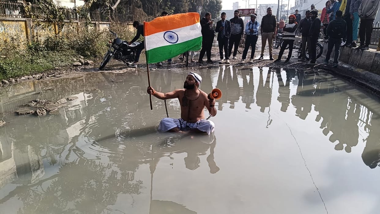 Six hours of sit-in in water, showed the responsible people the potholes and dirt