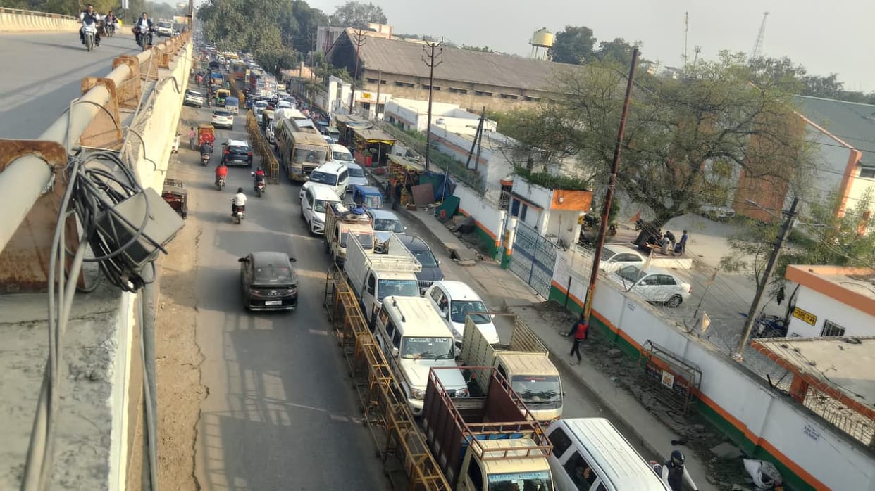A queue of vehicles stretched for five kilometers; it took one and a half hours to cover a distance of five hundred meters