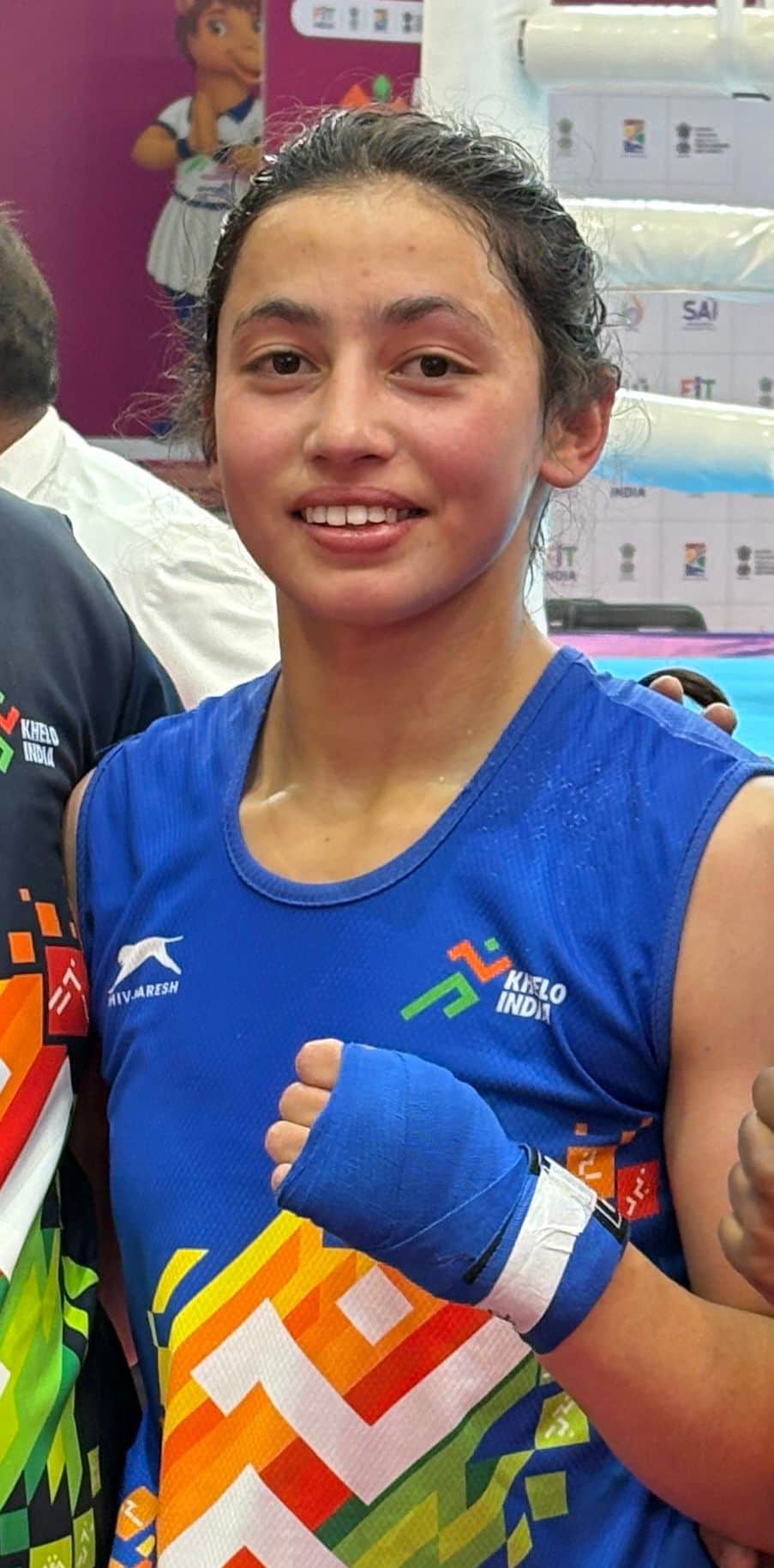 राजस्थान में यूनीवर्सिटी गेम्स में फाइनल जीतने के बाद प्रसन्न मुद्रा में निकिता चंद। स्रोत : खे