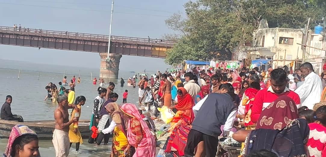 संभल के बबराला के राजघाट गंगा घाट पर पूर्णिमा पर उमड़े श्रद्धालु। संवाद