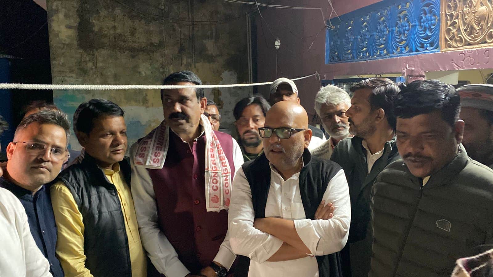 संभल के गांव चौकूनी में मृतक के परिजनों से मिलते कांग्रेसी। संवाद