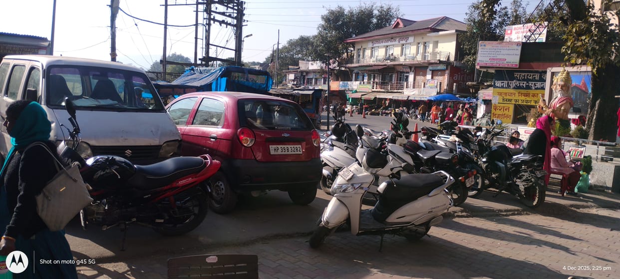Parking could not be made in Sujanpur, vehicles are being parked arbitrarily in the market