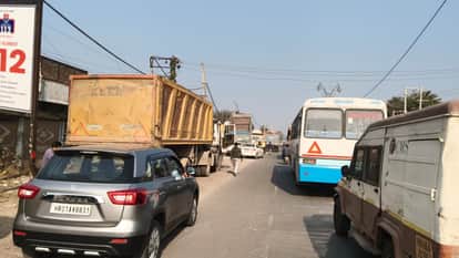 The highway has become a garage, and vehicles parked on the road pose a risk of accidents