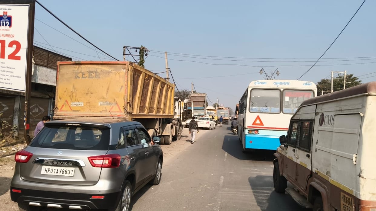 The highway has become a garage, and vehicles parked on the road pose a risk of accidents