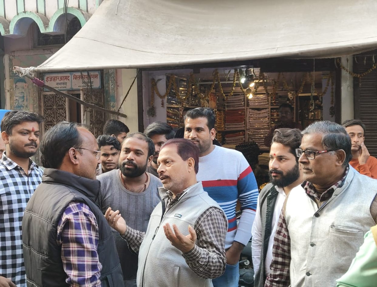 Protest against installation of smart meters, team surrounded, work stopped