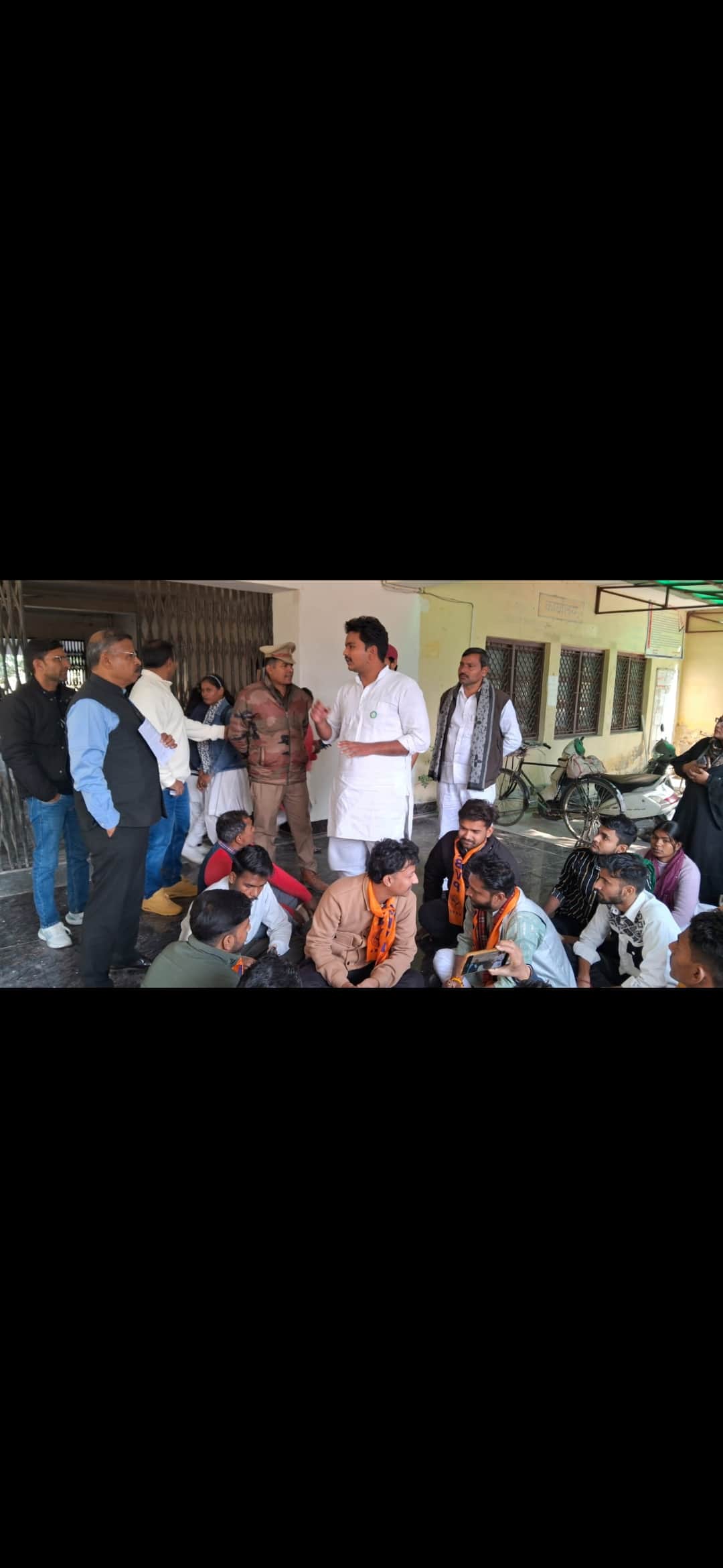 शहर के वीवी पीजी कॉलेज में छात्र को परीक्षा नहीं देने पर हंगामा करते एबीपी कार्यकर्ता। कार्यकर्