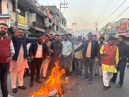 BJYM burns effigy of Telangana CM