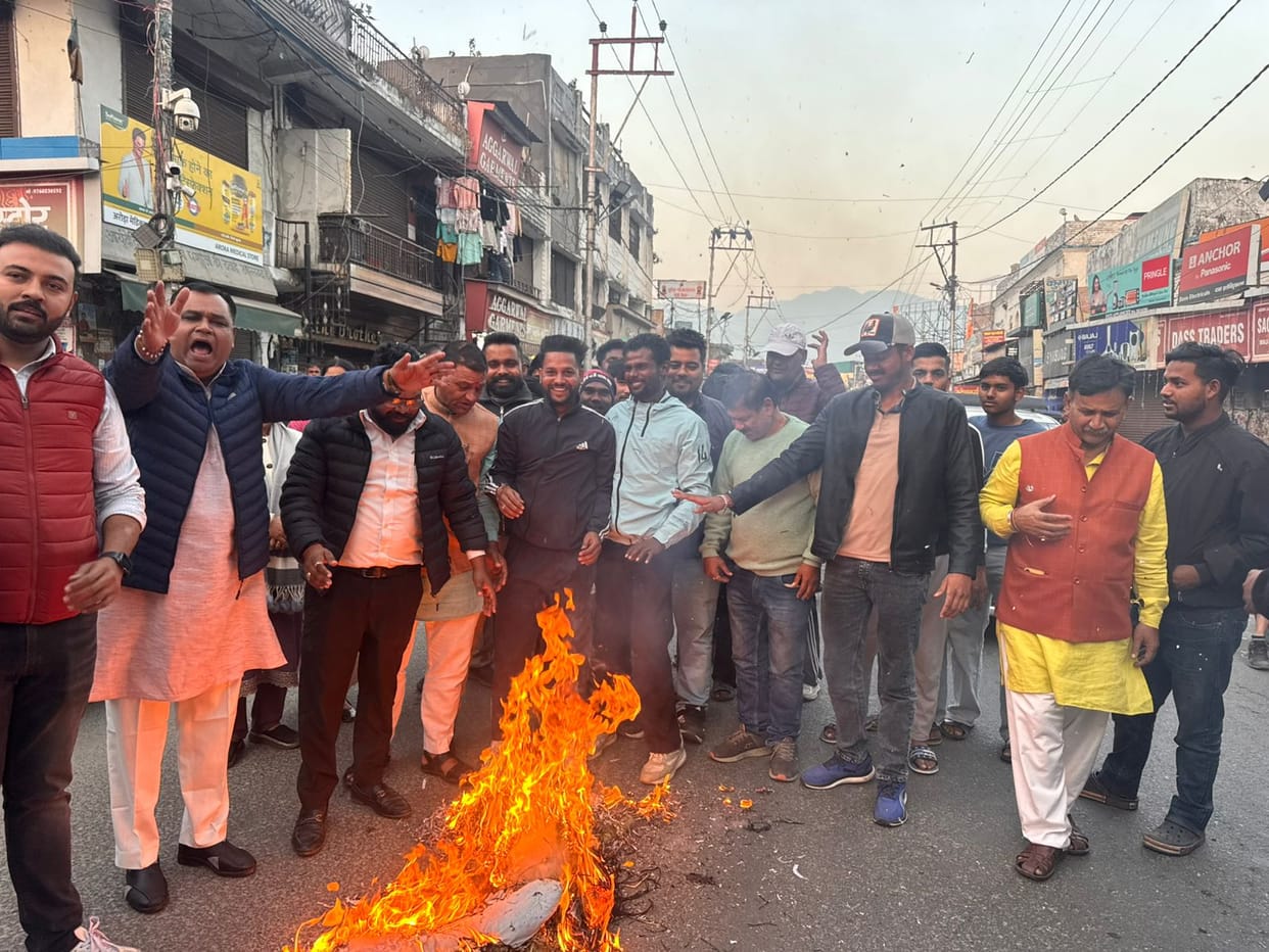 BJYM burns effigy of Telangana CM