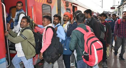 Passengers jostled to board the Gorakhdham train.
