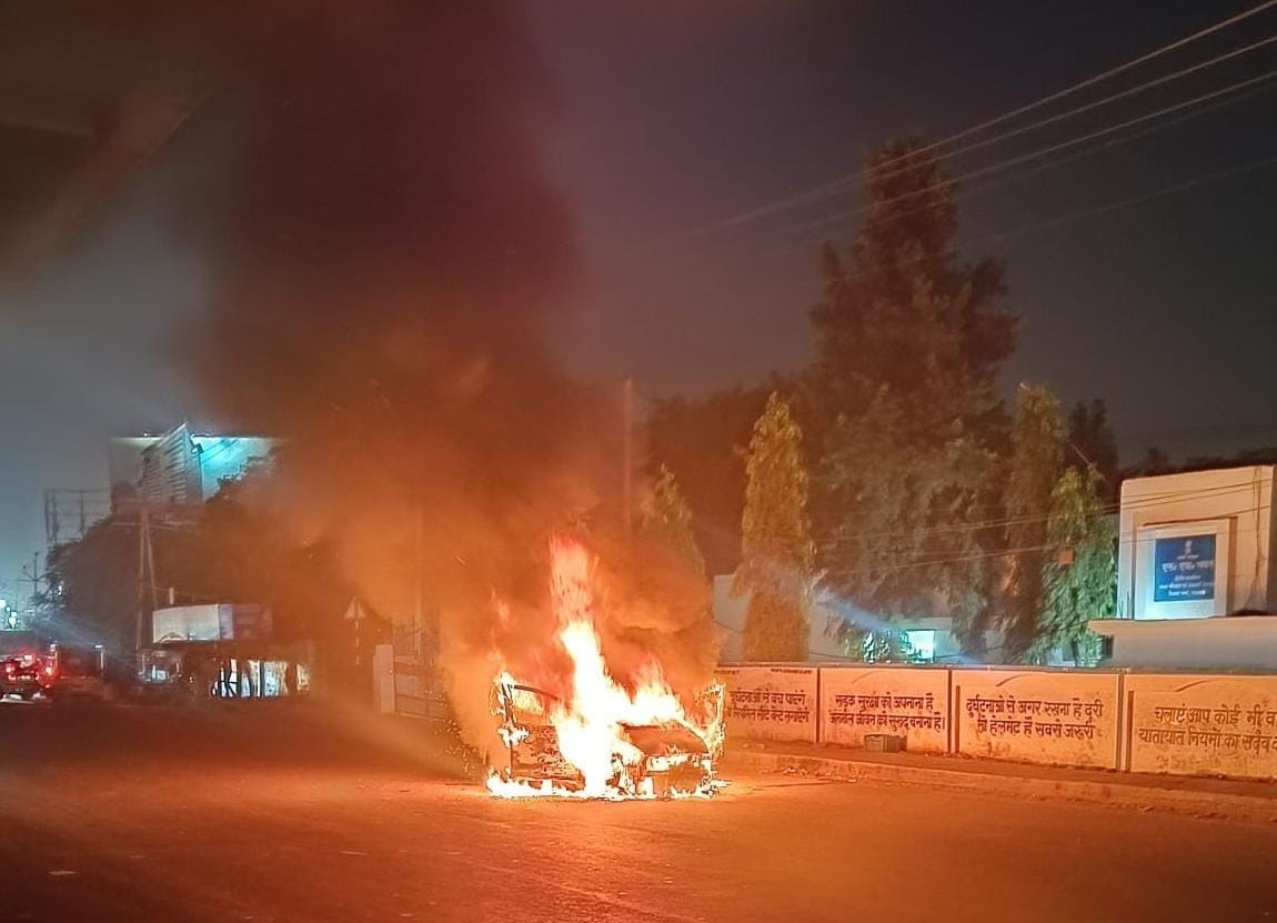 A short circuit in the fog light caused a car fire, leaving people terrified