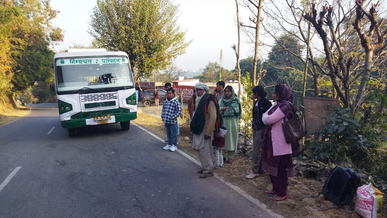 Bus on Chamba-Manali route breaks down in Bhatwan, passengers stranded for two hours