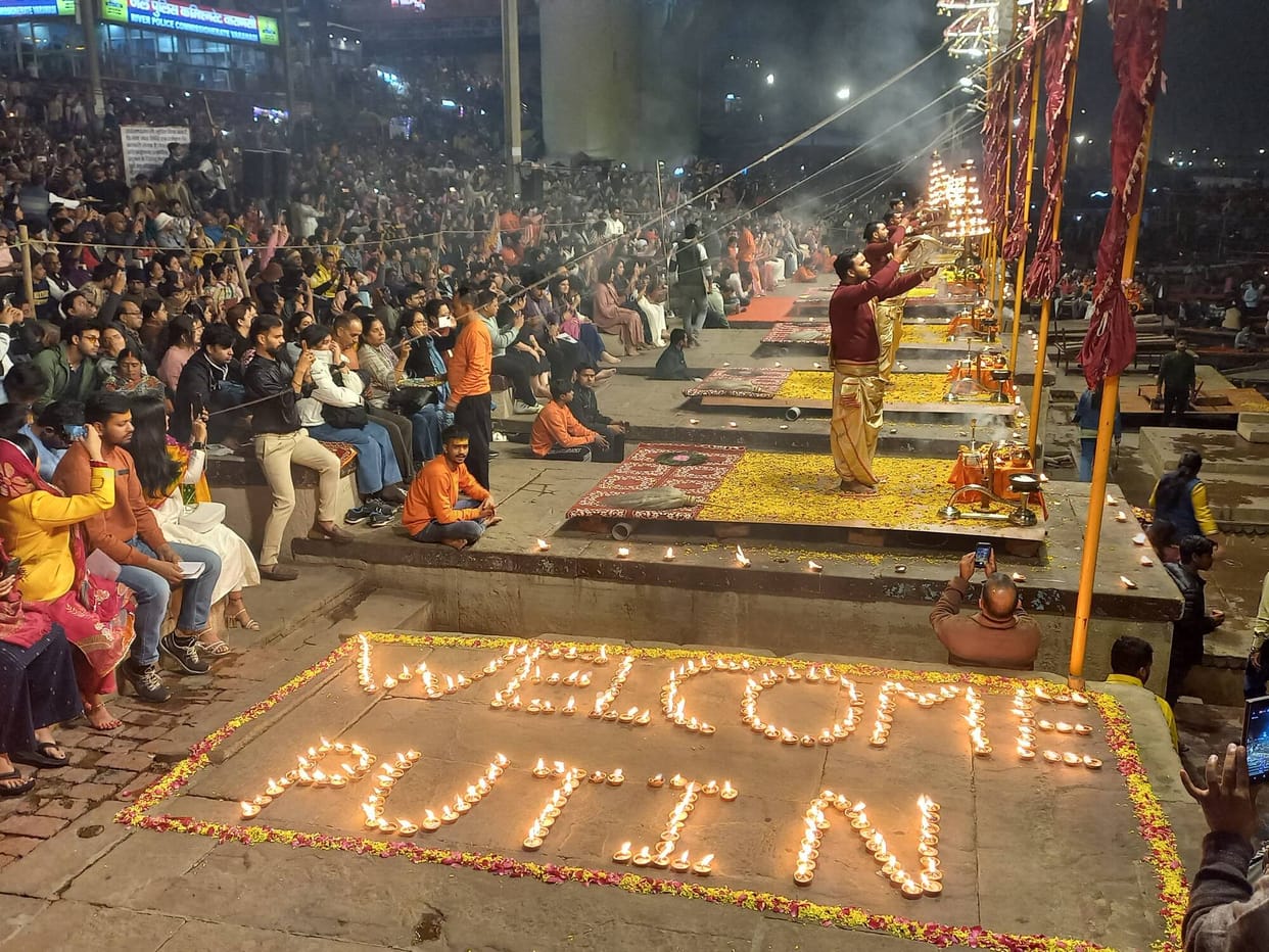 1100 lamps lit on the banks of the Ganges to spell out "Welcome Putin."