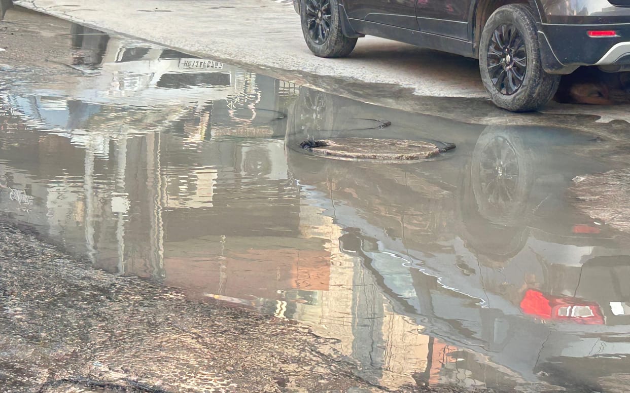 Clogged sewers and dirty water have increased the troubles of the people of Jagjivan Nagar the drain number 52