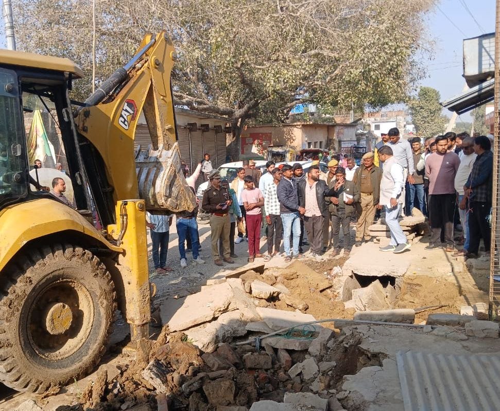The shopkeepers clashed with the team that went to remove the encroachment.