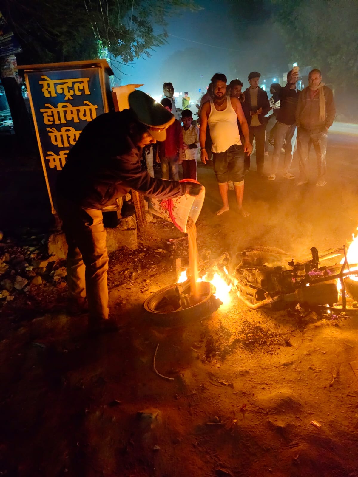 Bike turns into a ball of fire on Kasya-Padrauna road, panic spreads