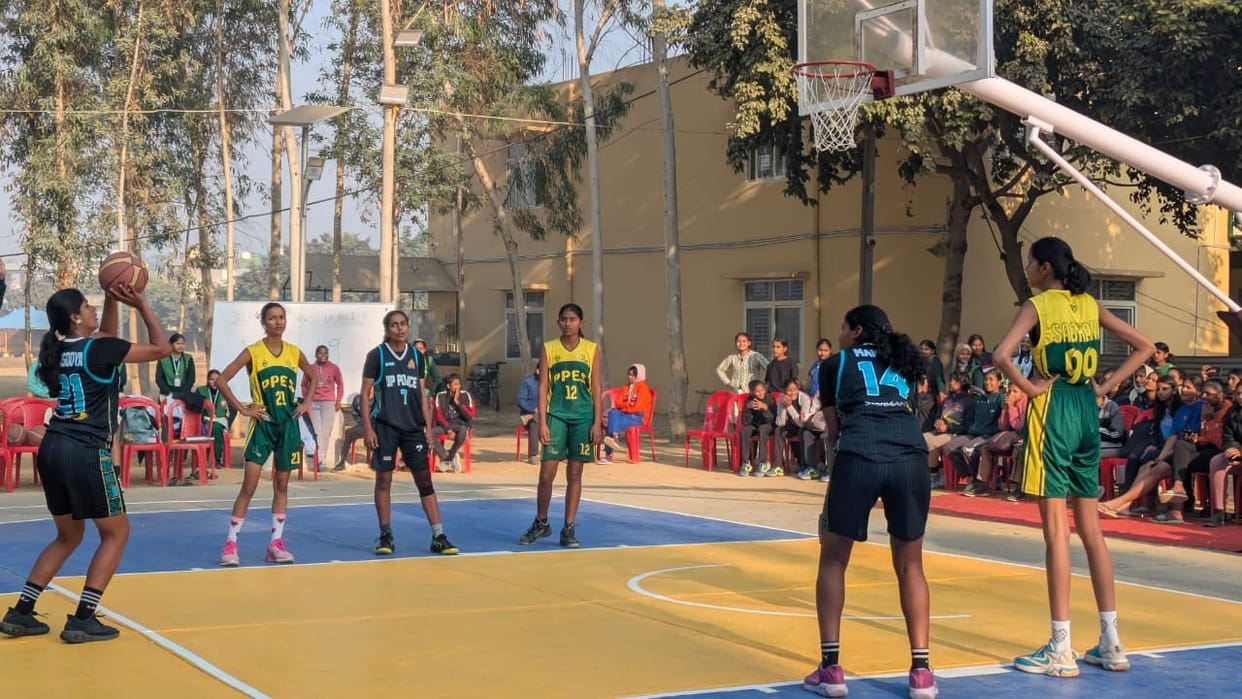 The players entered the field with full enthusiasm and strived for victory.