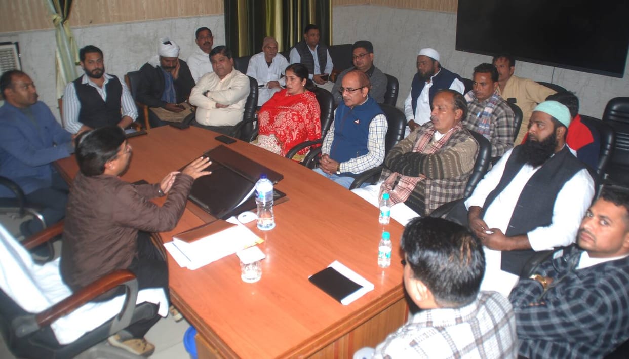 The councilors raised the issues of waterlogging, sanitation and drinking water supply before the administrator.