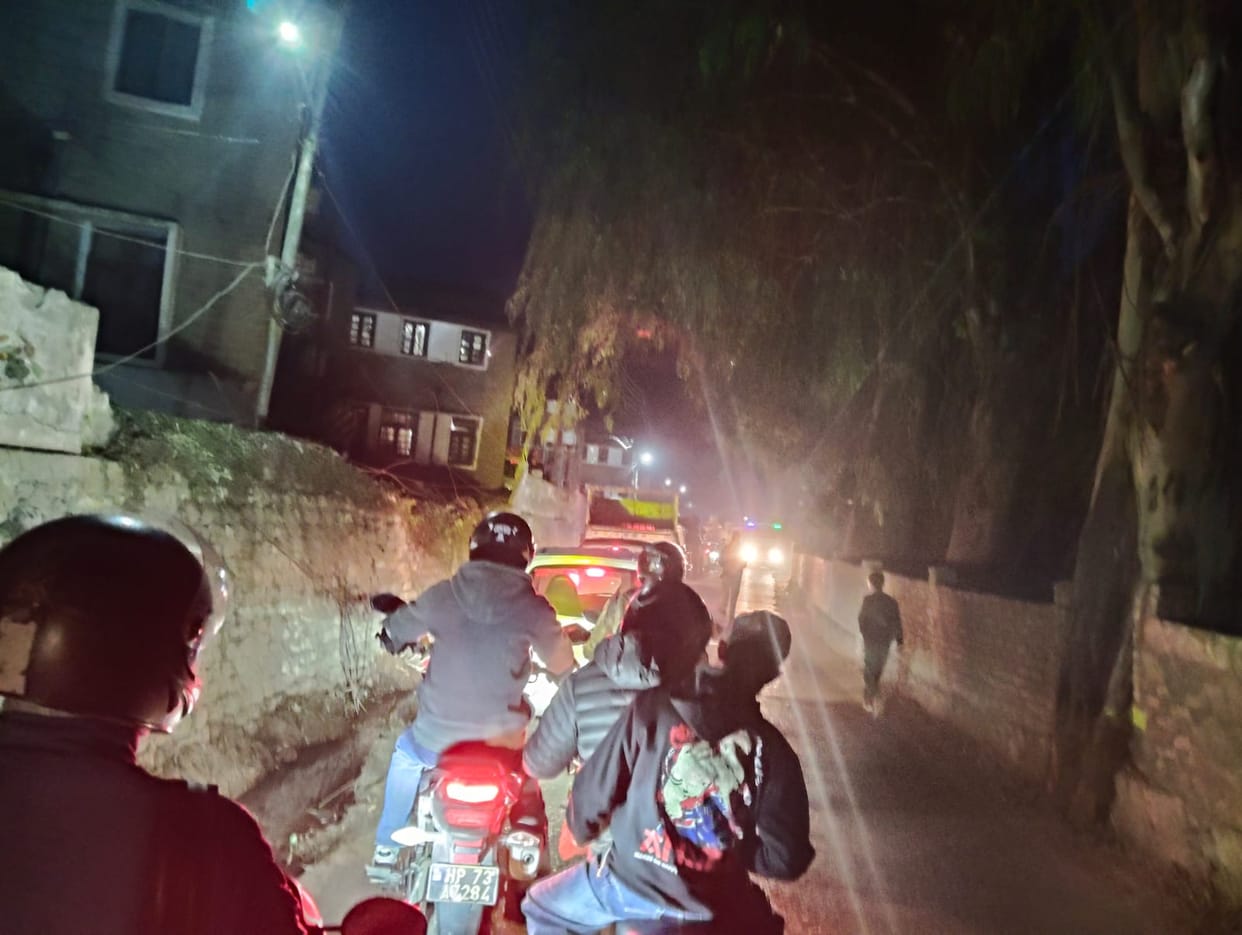 Small and large vehicles were seen crawling from Hardaspura Chowk to Julahakadi.