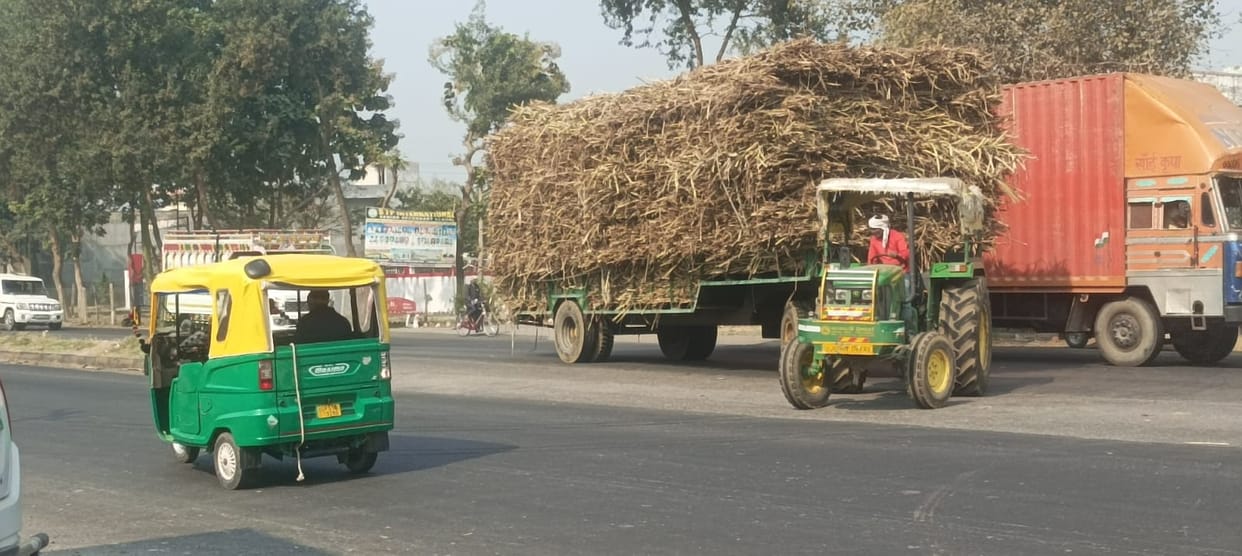 Transportation of sugarcane from Bhadawal sugarcane purchasing center by overloaded tractor-trolley