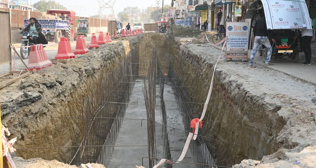 The drain has been dug for six months, dust is flying on the road all day long.