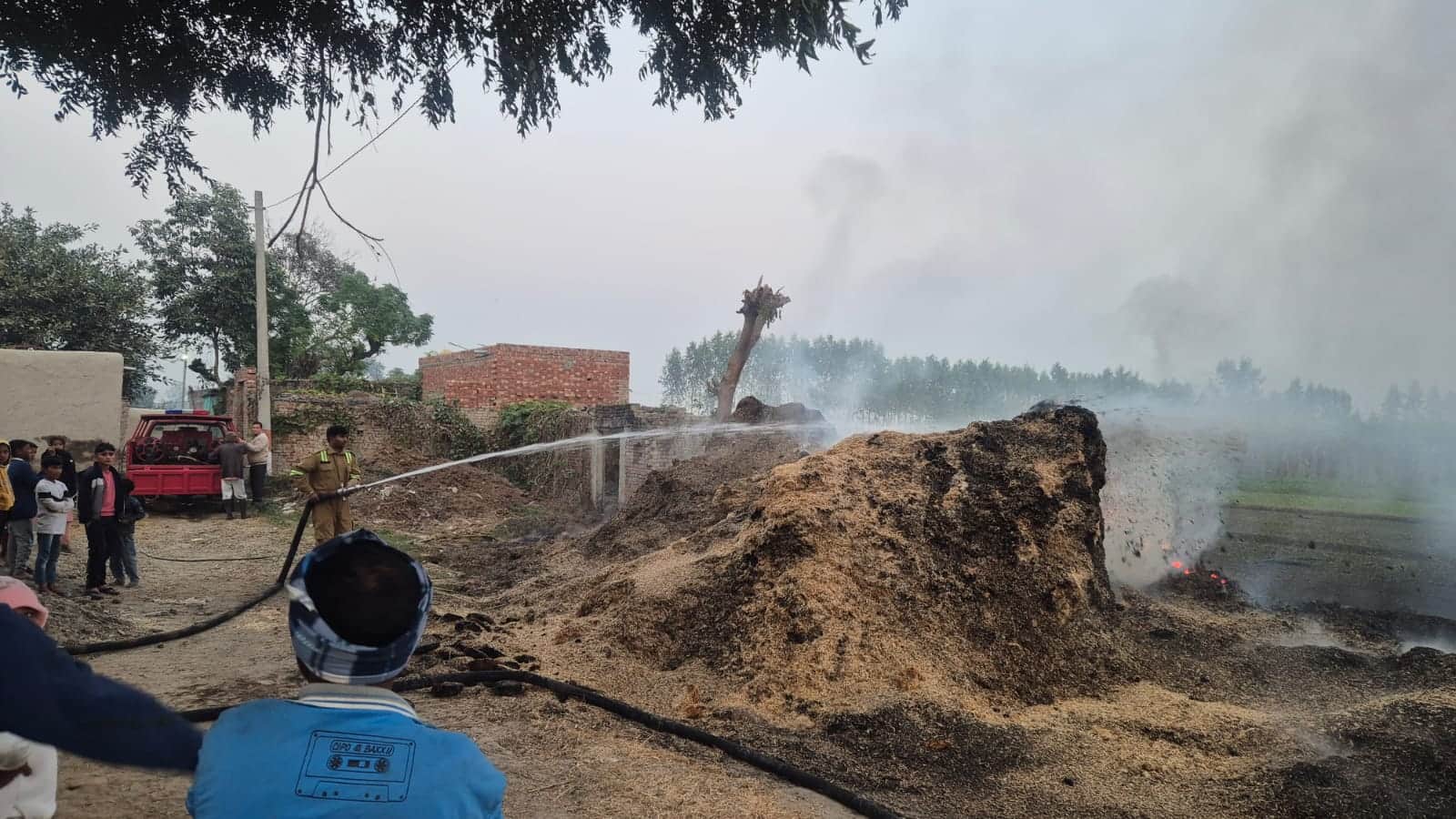 चौसाना क्षेत्र के गांव  दथेडा में बिटोडे  व भूस के कूप में आग लगने  को बुझाते अग्नि  शमन दल के 