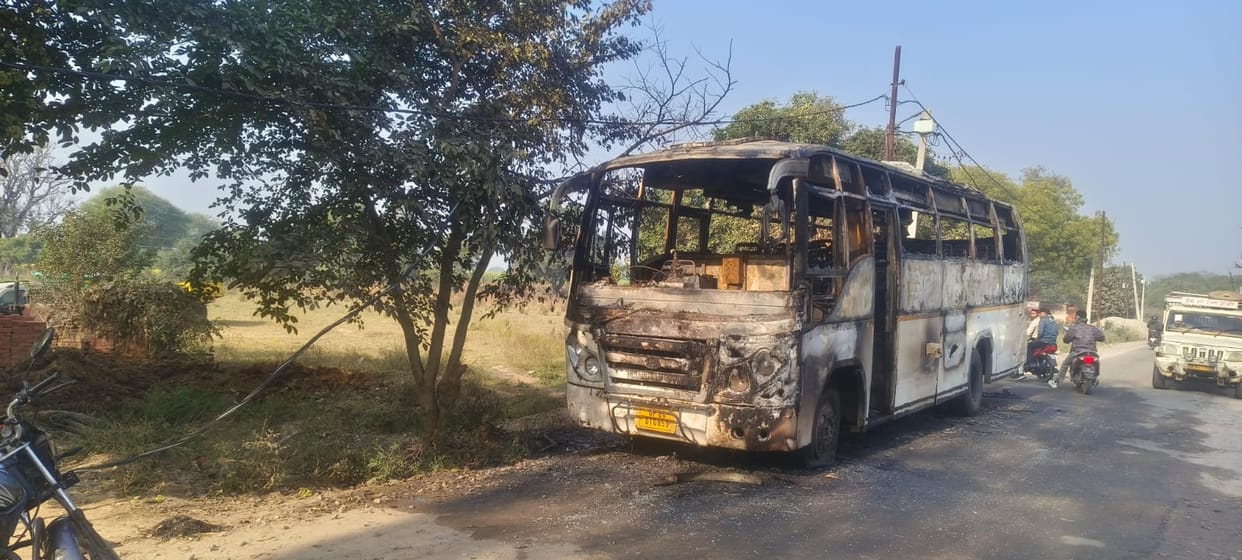 A bus carrying a wedding procession caught fire due to a short circuit.