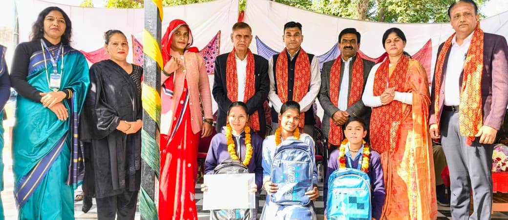 फोटो 10 :  उत्कृष्ट प्रदर्शन करने वाले विद्यार्थियों विद्यार्थियों को पुरस्कार देते पदाधिकारी।स