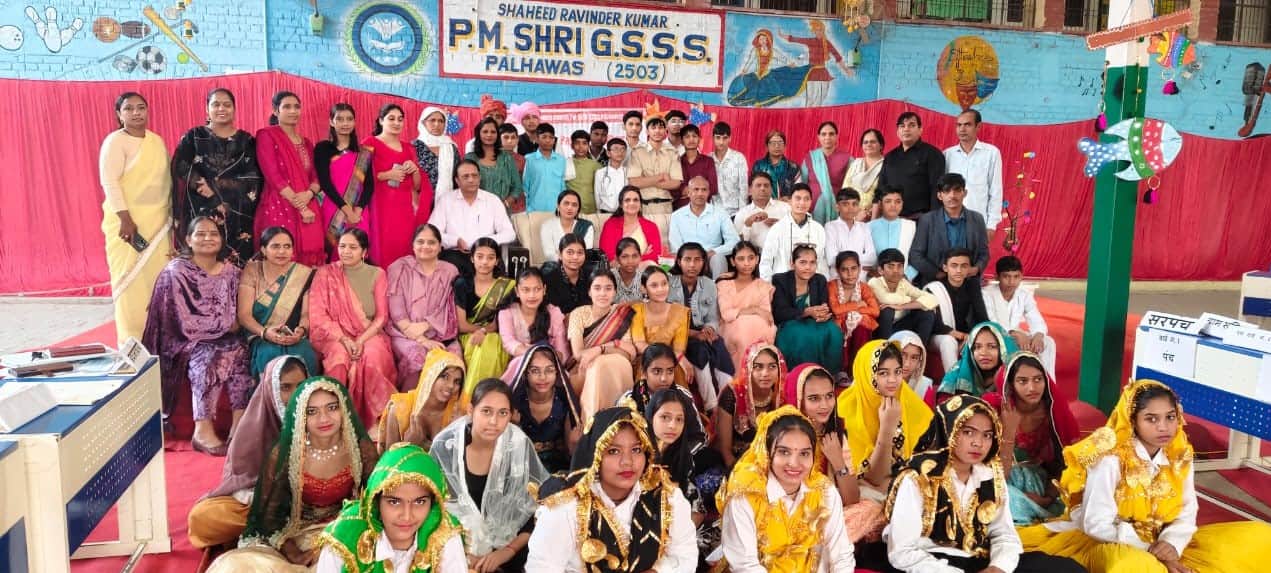 फोटो 11 : उत्कृष्ट प्रदर्शन के लिए पीएम श्री पाल्हावास की टीम सम्मानित। स्रोत :प्रशासन