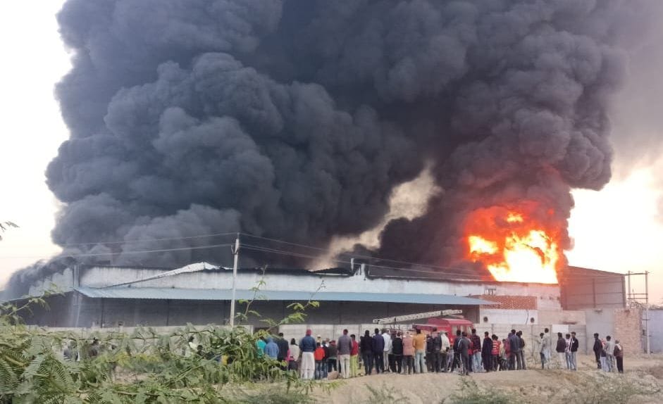 फोटो-13- अग लगने के बाद फैक्टरी से उठता धुआं। संवाद