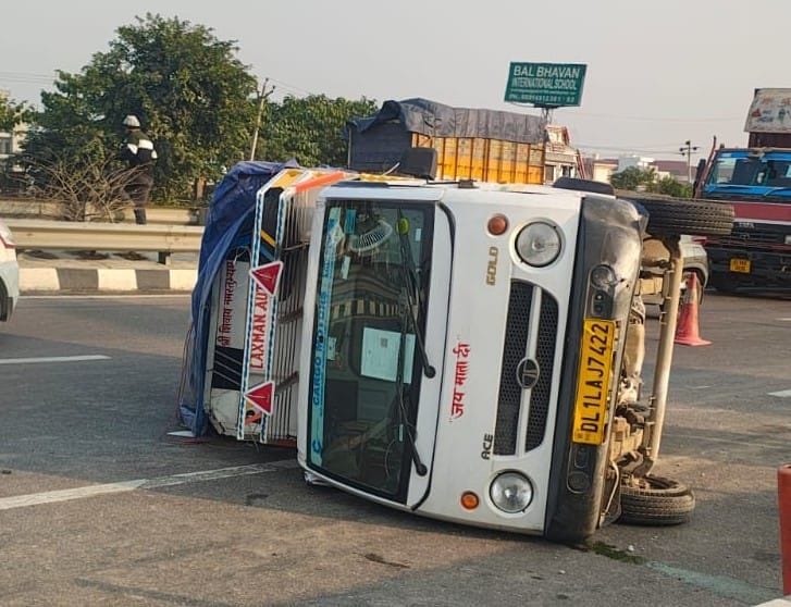 A tempo overturned after losing control on the GT Road flyover.