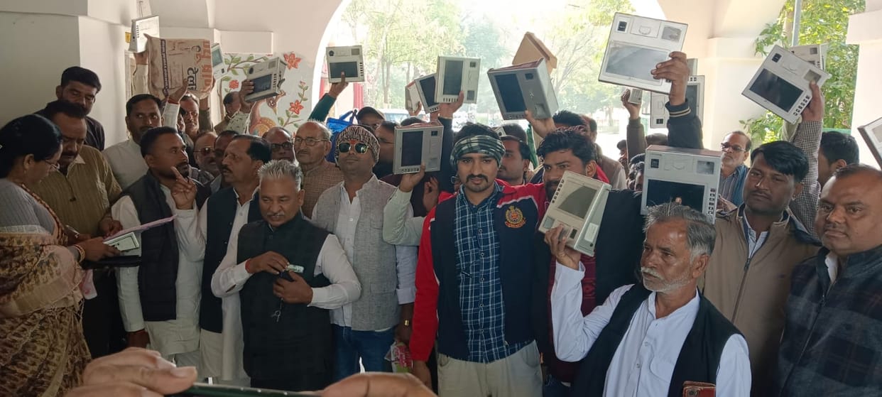 The ration dealers demonstrated in the Collectorate with e-POS machines