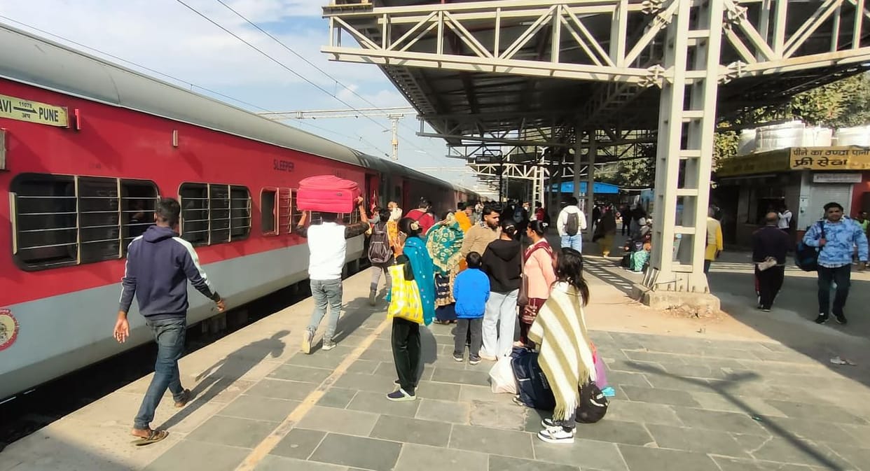 Amrapali Express was delayed by 6 hours and 15 minutes, while Shan-e-Punjab and Geeta Jayanti Express were delayed by approximately 4 hours.