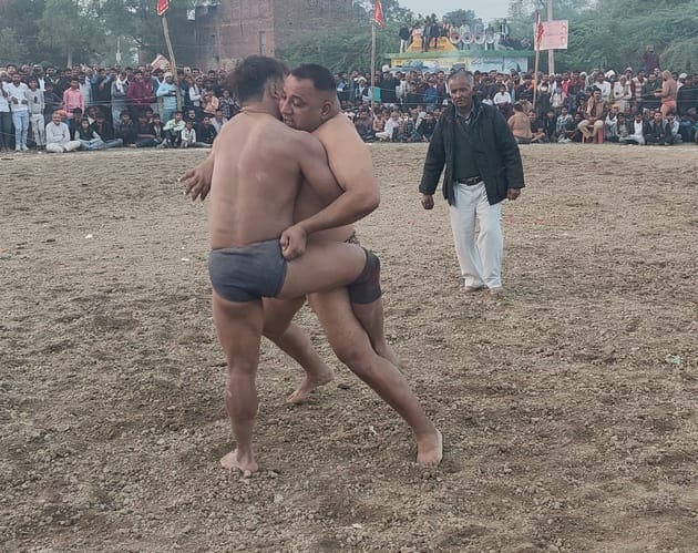 Punjab's Nawab defeated Rajasthan's Parvesh to win a wrestling match worth 51,000 rupees.