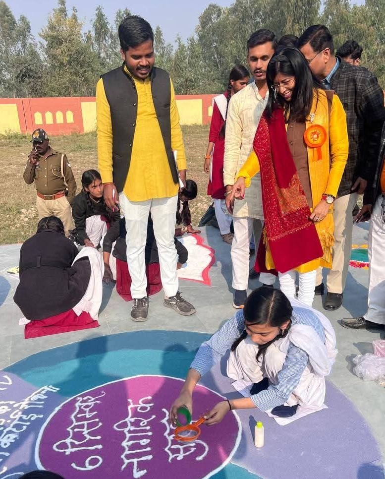 फोटो-28-प्रतियोगिता के दौरान रंगोली बनातीं छात्राओं से चर्चा करतीं पूर्व सांसद डॉ. अंजू बाला। स