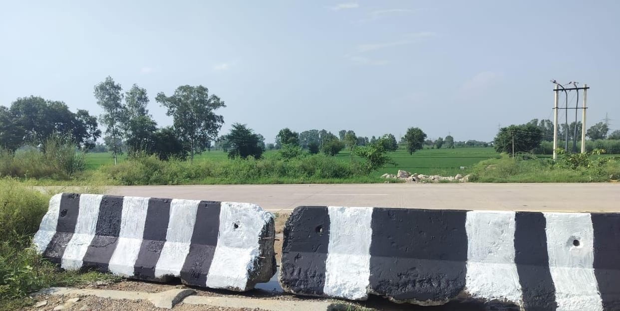 Strict action is being taken against those who park their vehicles on the highway; fines are being issued daily.