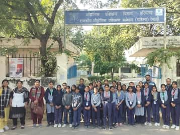 फोटो 5 : प्री-वोकेशनल एक्सपोजर कार्यक्रम के दौरान विद्यार्थियों और अध्यापकों का समूह। स्रोत:स्क