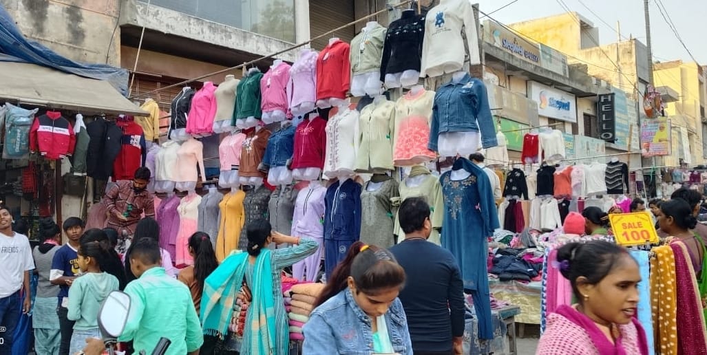 The cold increased, Gajak, dry fruits and cloth markets became hot.