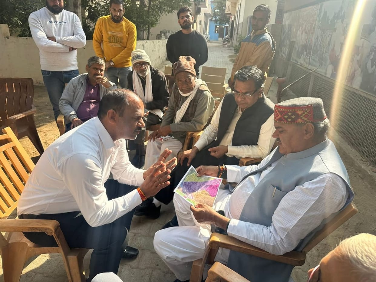 MLA Laxman Singh Yadav listened to the problems of the common people.