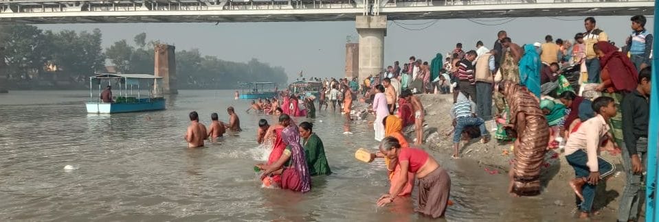 Devotees took a bath in the Ganges on the full moon day