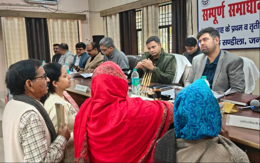 फोटो31: संपूर्ण समाधान दिवस में शिकायतें सुनते डीएम अनुनय झा, एसपी एके मीणा। स्रोत : विभाग