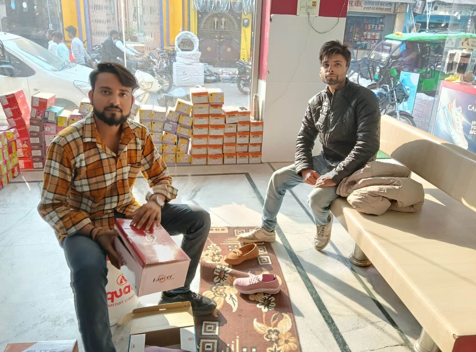 फुटवियर की दुकान पर जूता देखते ग्राहक। संवाद