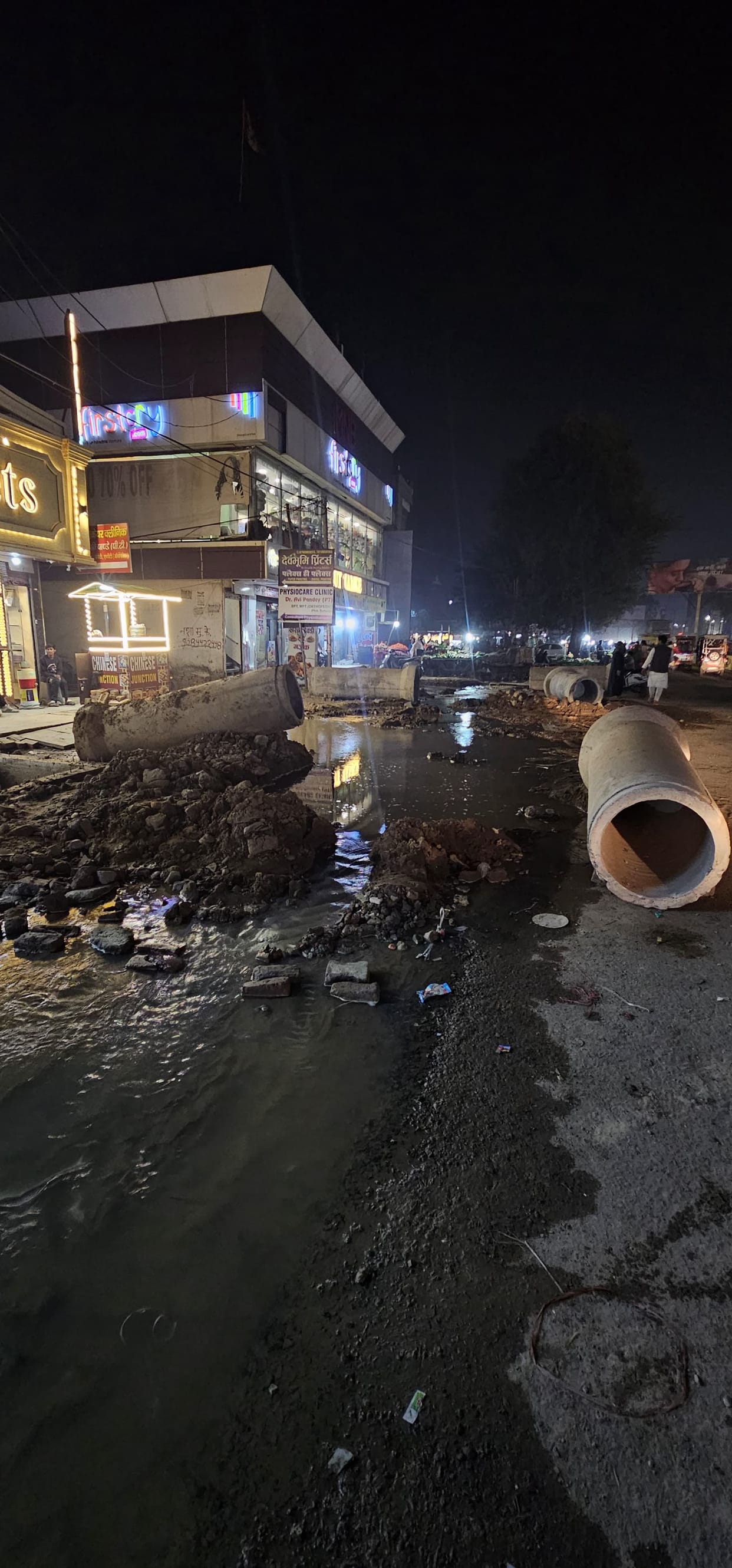 Water pipeline burst in front of Vaishali Colony, causing commotion