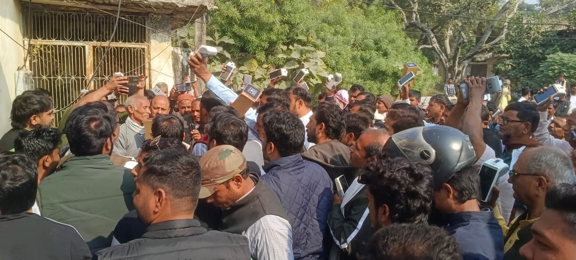 Ration shop owners raised their voices demanding dividends and a guaranteed minimum income.