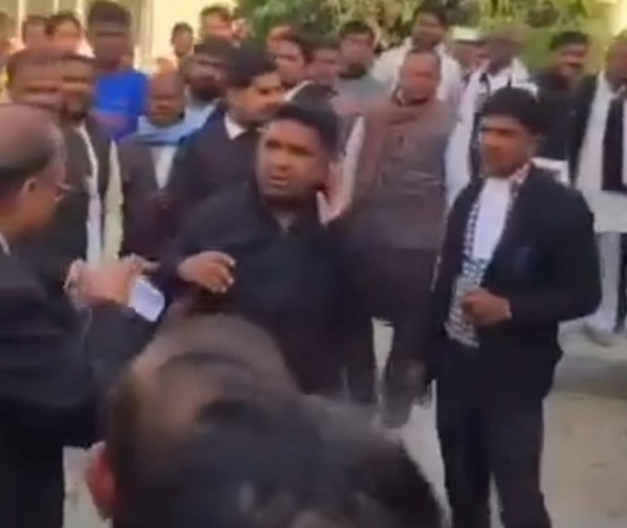 The wanted criminal came to surrender in the court, the police team that came to arrest him in plain clothes was attacked.
