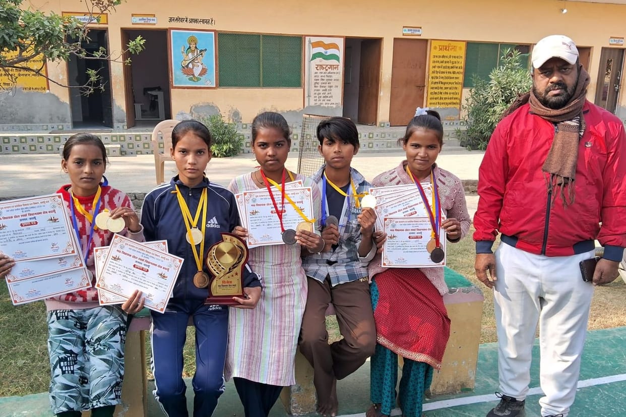 Players were honored at Kasturba Vidyalaya and were awarded several medals.