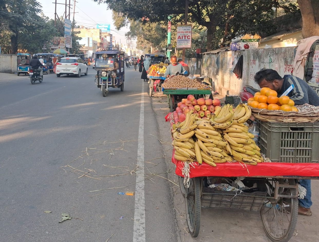 Fruit market is being set up on the road, risk of accidents