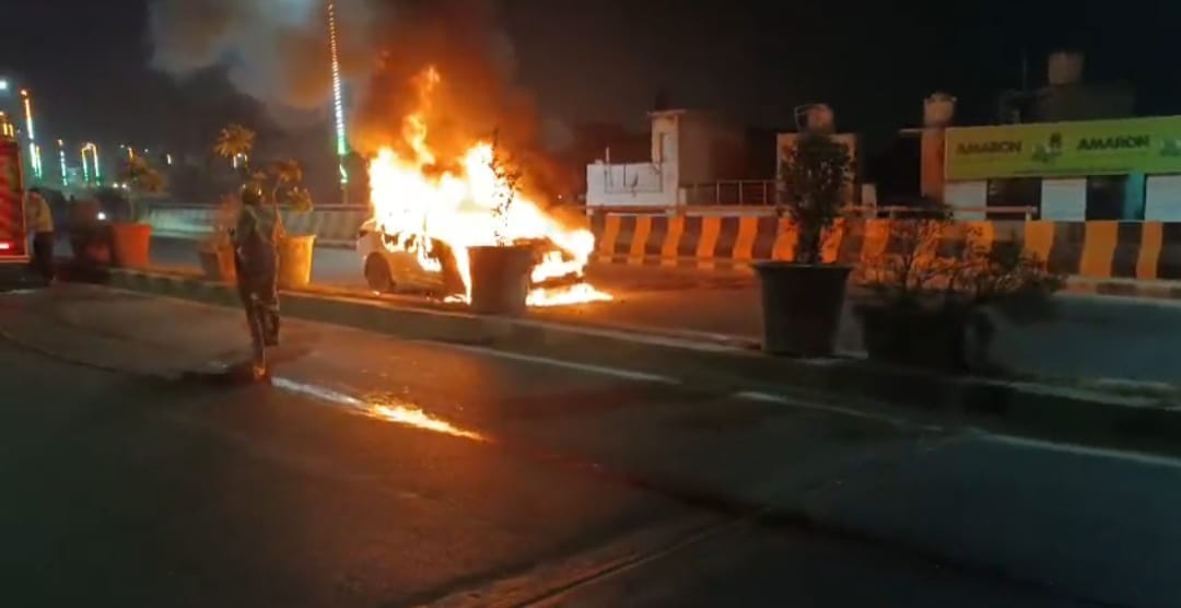 Car turns into a ball of fire on Kotla Chungi flyover