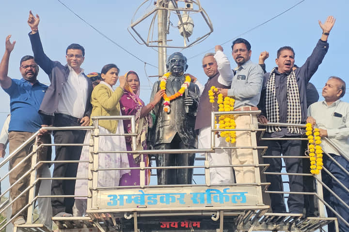 महापरिनिर्वाण दिवस पर डॉ. अंबेडकर को विधायक आदूराम मेघवाल तथा अन्य लोगों ने दी श्रद्धांजलि