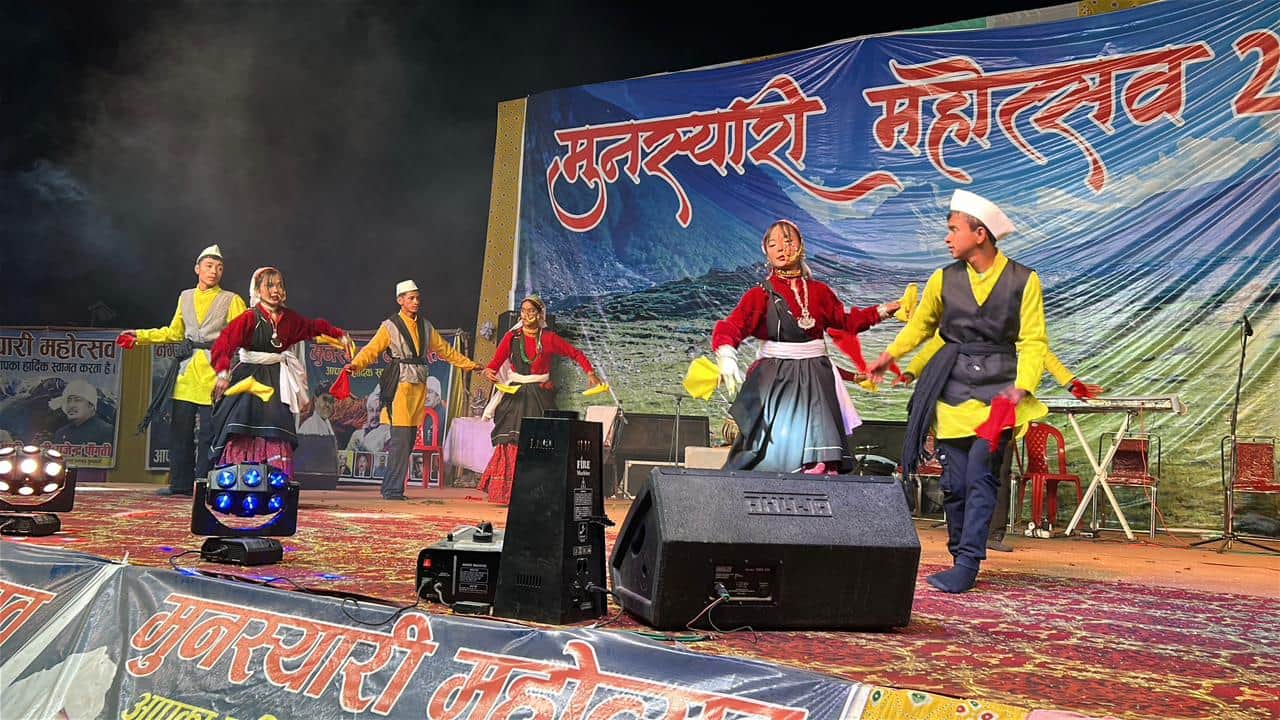  मुनस्यारी महोत्सव में सांस्कृतिक कार्यक्रम प्रस्तुत करते कलाकार। संवाद